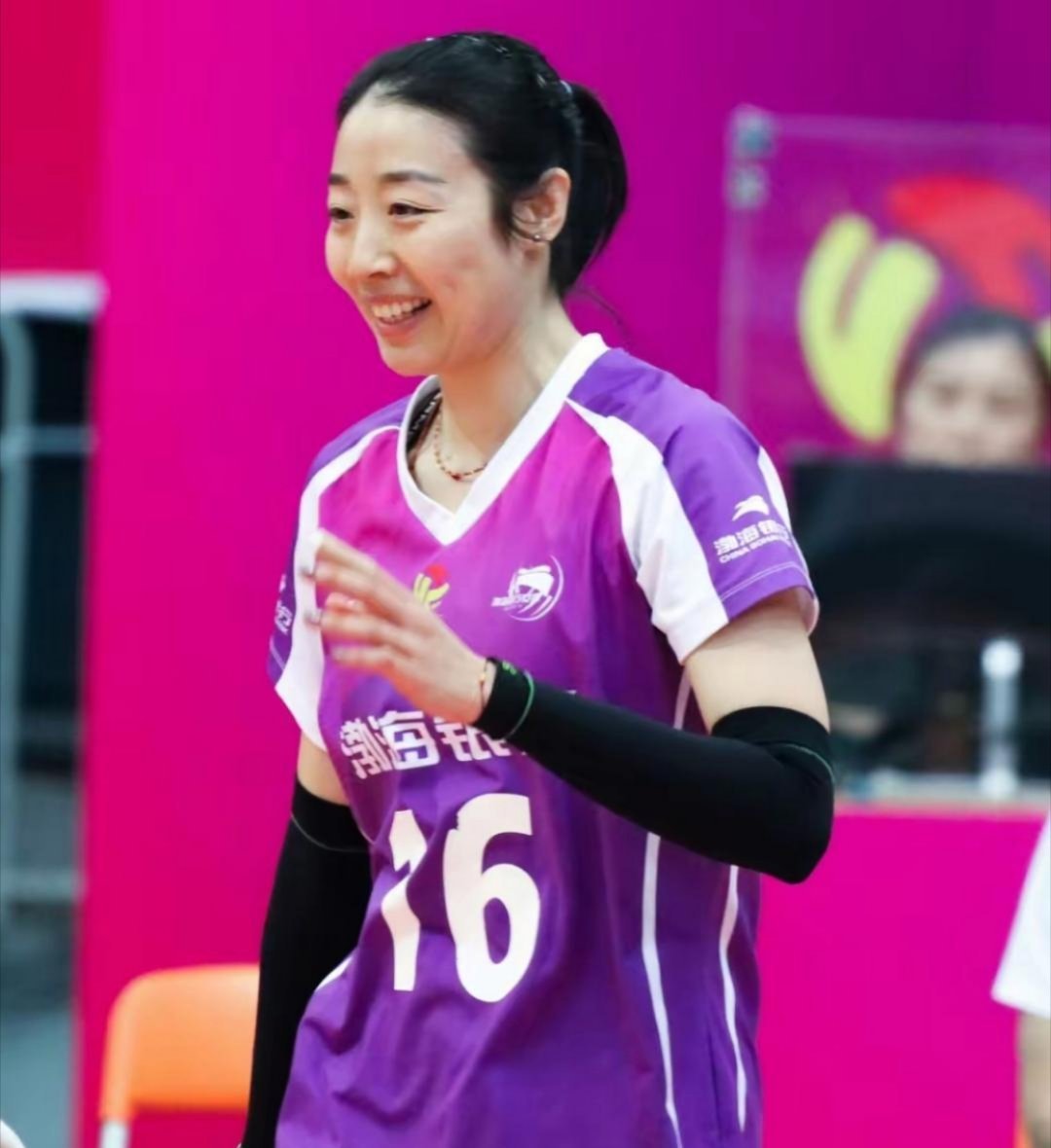 天津女排的败因，其实早就写在了姚迪的“特权剧本”里。论能力，她确实能把球队托上更