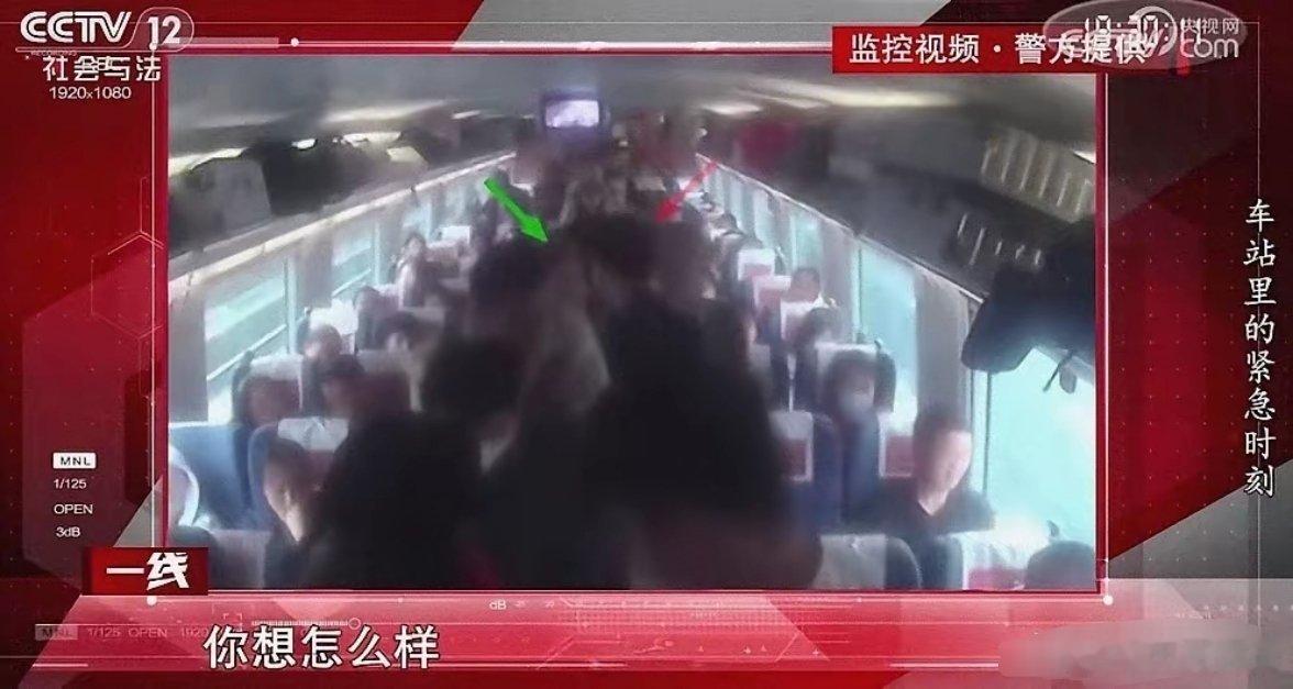 “真是离谱”上海虹桥车站，一女子和男子争吵起来，后面还动了手，起因是女子想和家人
