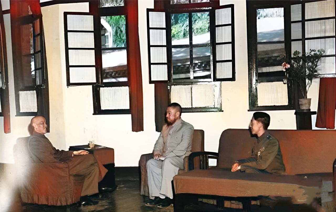 这是蒋中正与马步芳、马继援父子俩谈话。此时，马步芳与马继援看起来都相当的拘谨紧张