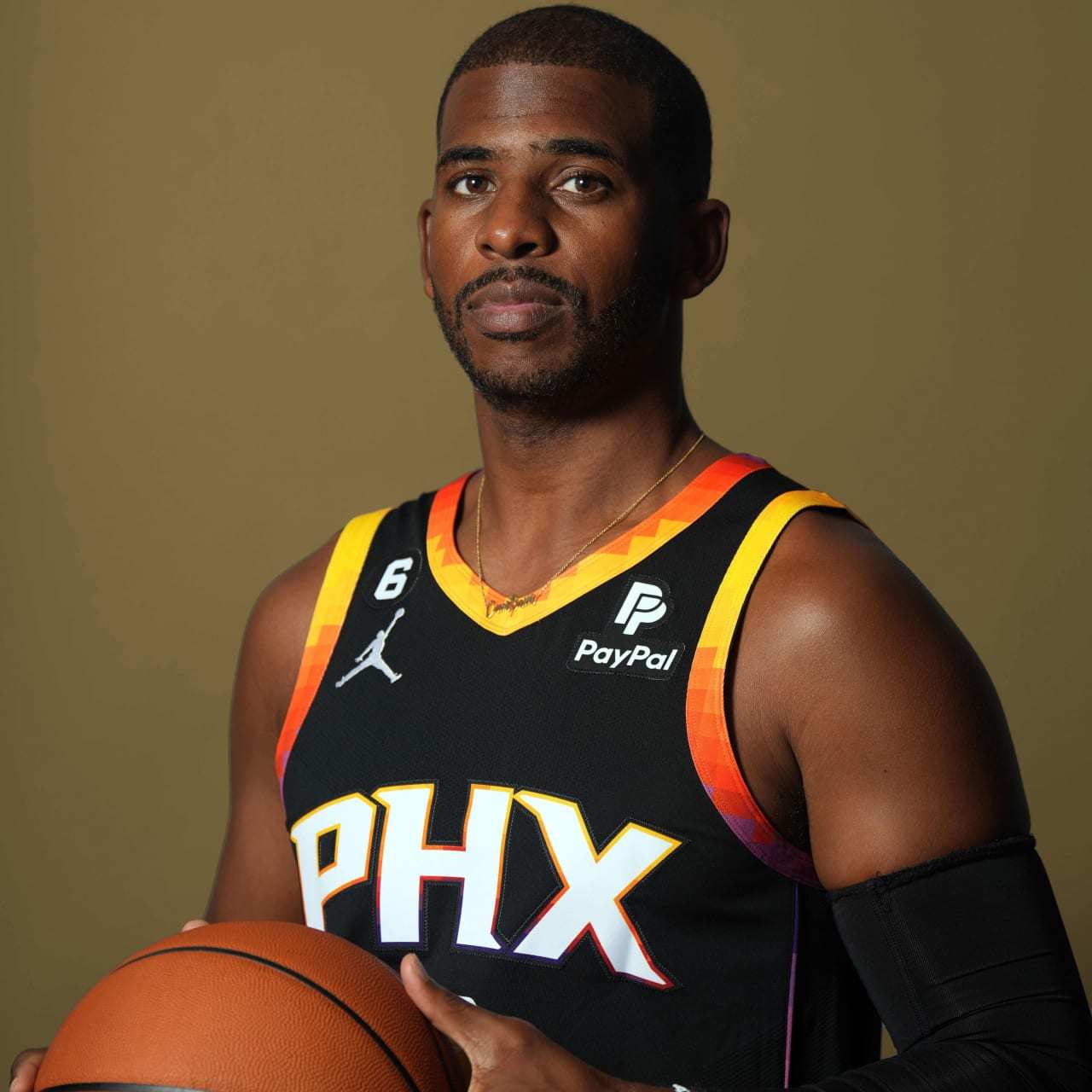 NBA总裁肖华今日就保罗宣布退役增肌发表声明：“在21个非凡的赛季之后，克里斯