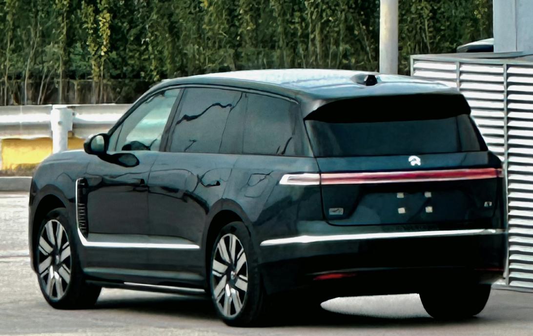 全新的蔚来ES9实车曝光了，我们同现款ES8车型进行了一些对比。主要的差异点在