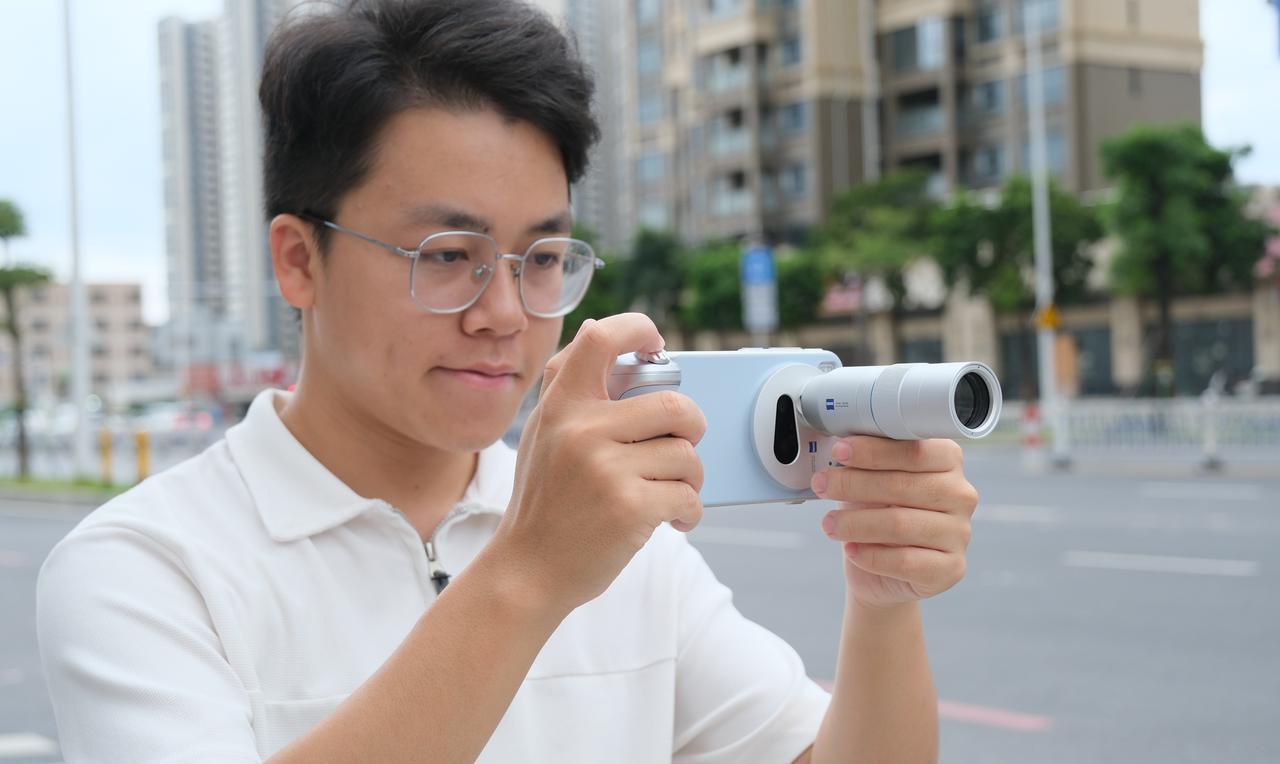 vivoX300Pro：较原来的Deco小了一些，塞下了更大的Sense，外
