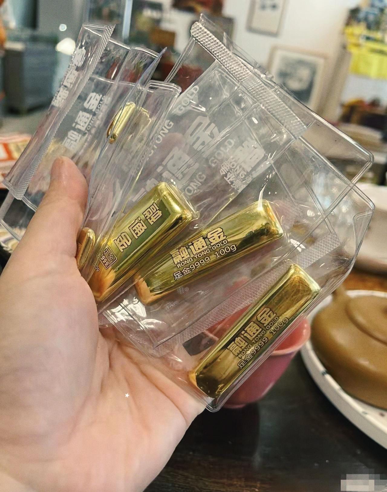 这下懵了，昨天买黄金的估计都快哭了，7月24日大盘金价又回到881每克，看