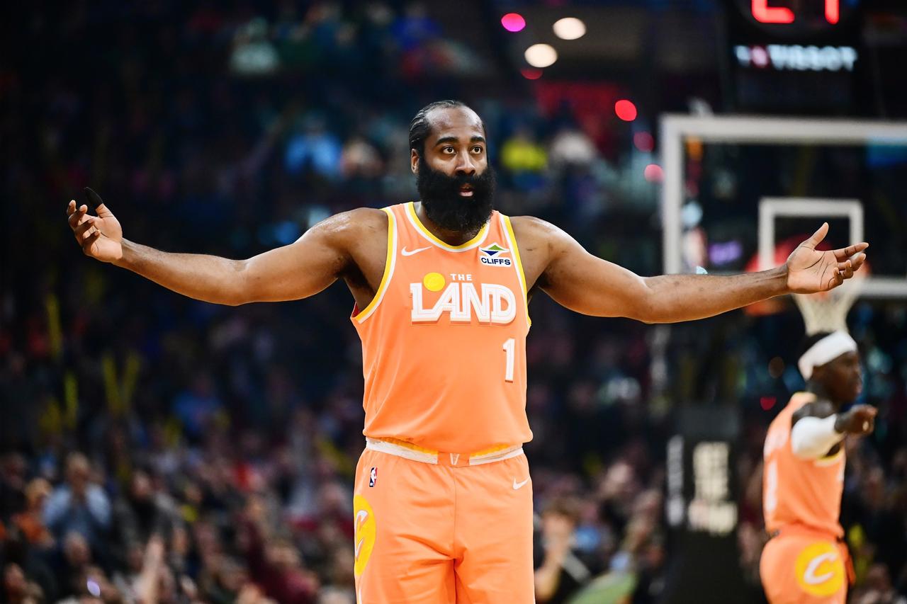 杜兰特：三弟，你这马年不用再当牛马啦？？哈登：场均出场32分钟左右，那是真舒坦