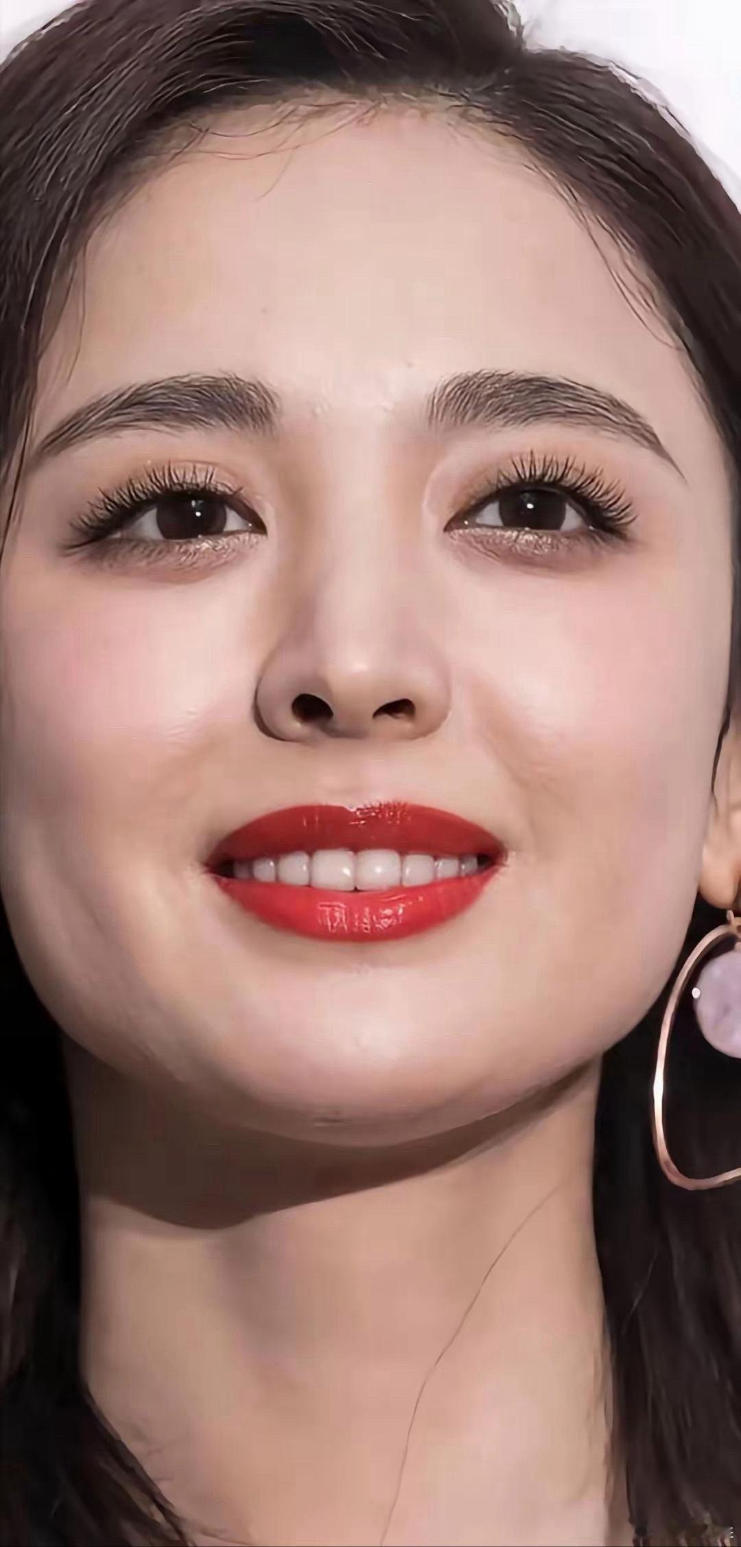 古力娜扎的美自带明艳锋芒，五官精致立体，一眼惊艳的绝色颜值