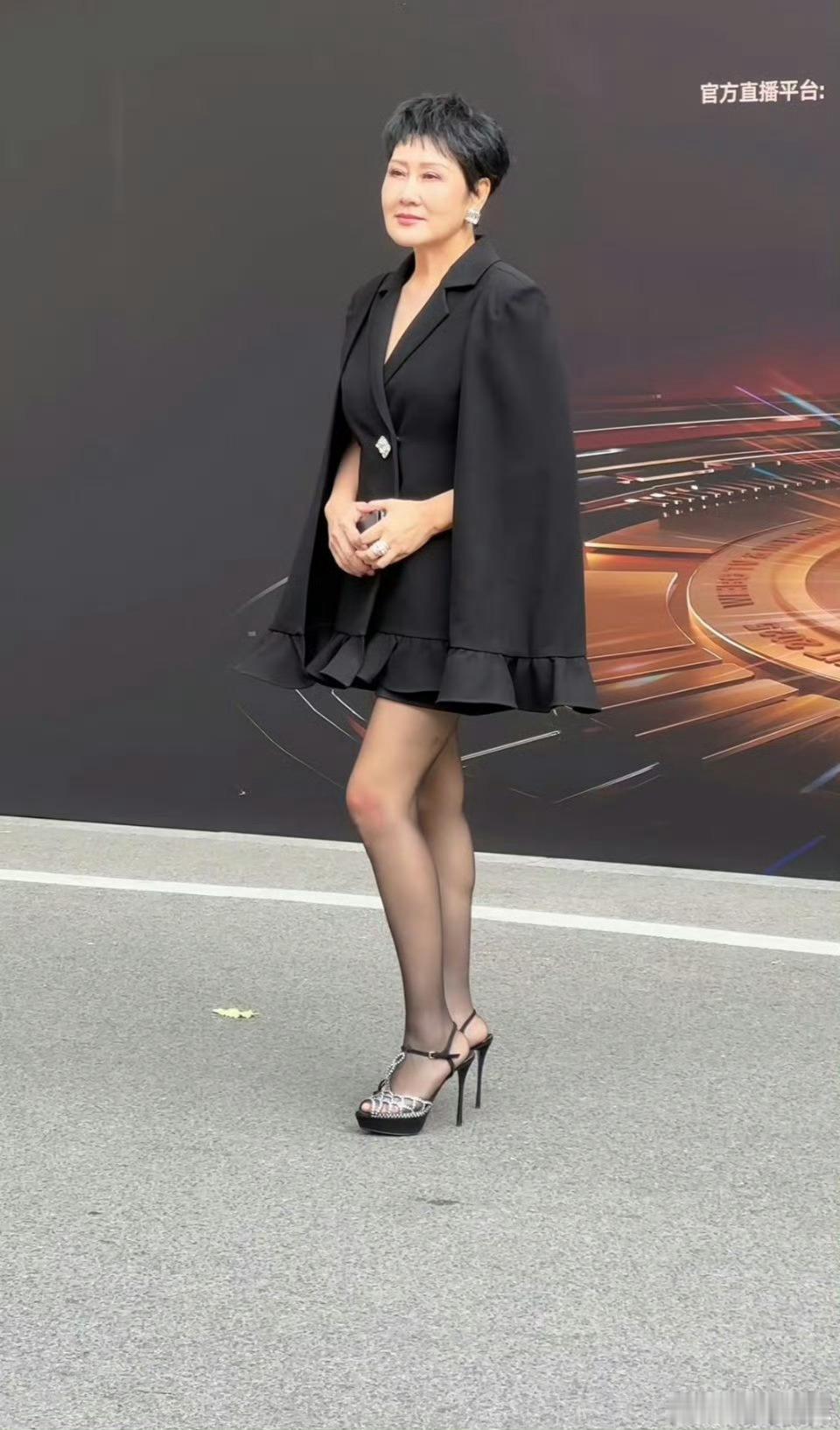 张凯丽自己穿黑丝叫我们买足力健身材保持的真好​​​