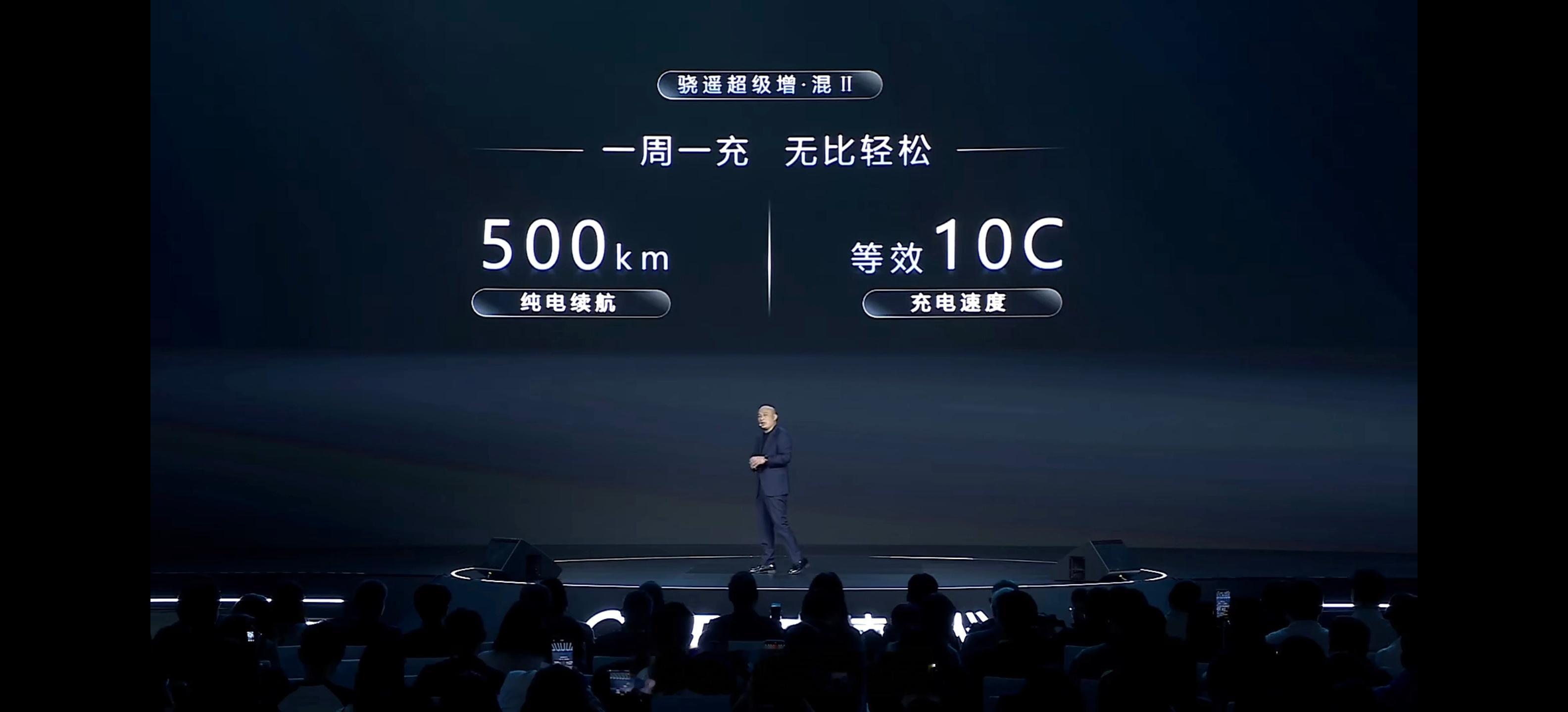 宁德时代和大部分电池企业的策略不同，在目前80%占比的磷酸铁锂之外，要往上做高能