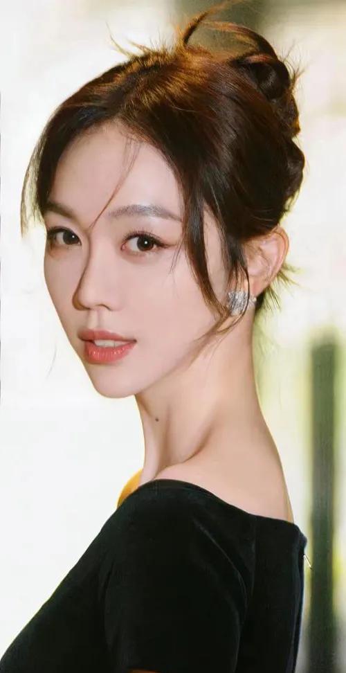 姜妍嫁给京圈银行行长，有人莫名其妙地说上″高攀”，到底是姜妍高攀了行长，还是行长