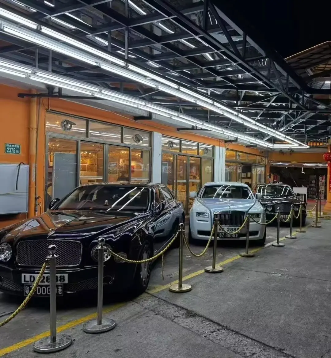 广州劳斯莱斯最多饭店 现在门口停着 兰博基尼svj