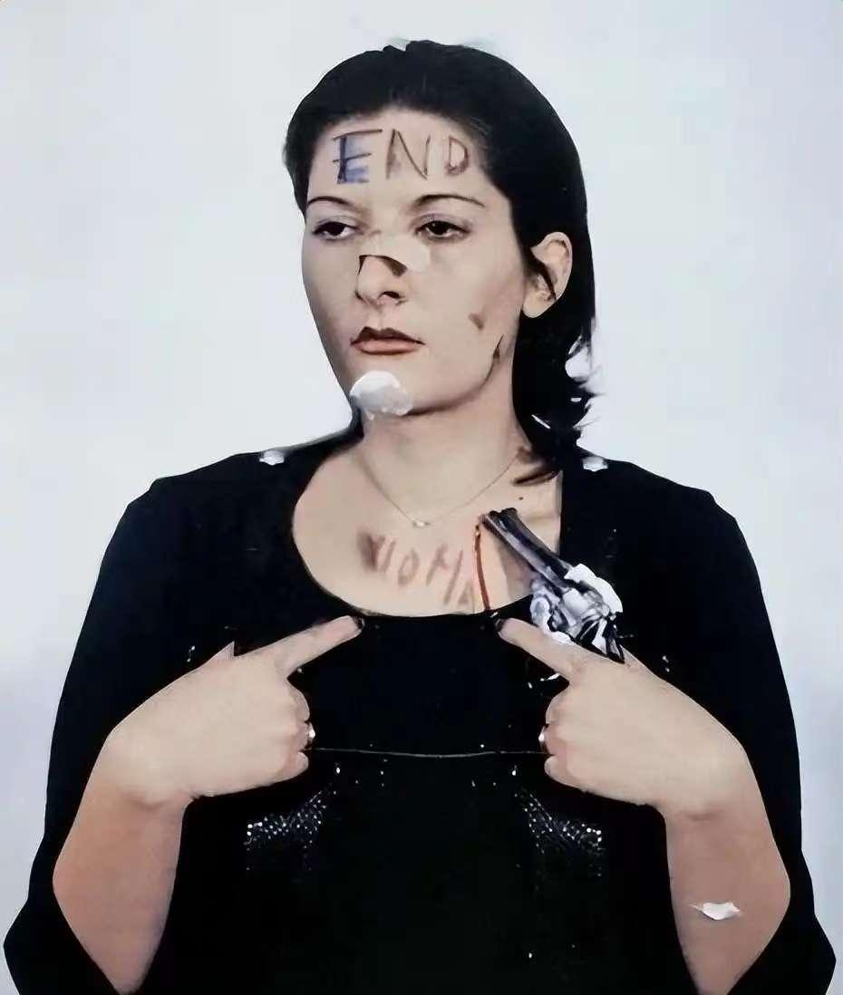 1974年，一名美女将自己麻醉后任由人们主宰自己的身体，很快她就被人扒掉了上衣，