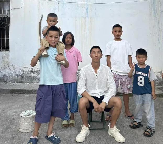 凉山“95后”舅舅十年扛三娃：从打零工到全家七口，硬核人生比剧还动人！四川凉山