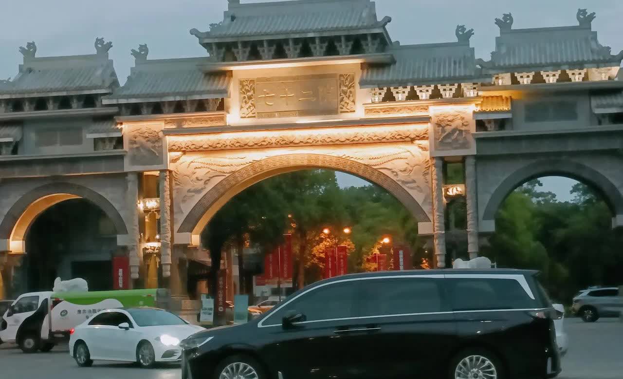 邻居男子38岁，至今还是单身，媒婆领来一个35岁的离异女人，他俩开始自己介绍，各