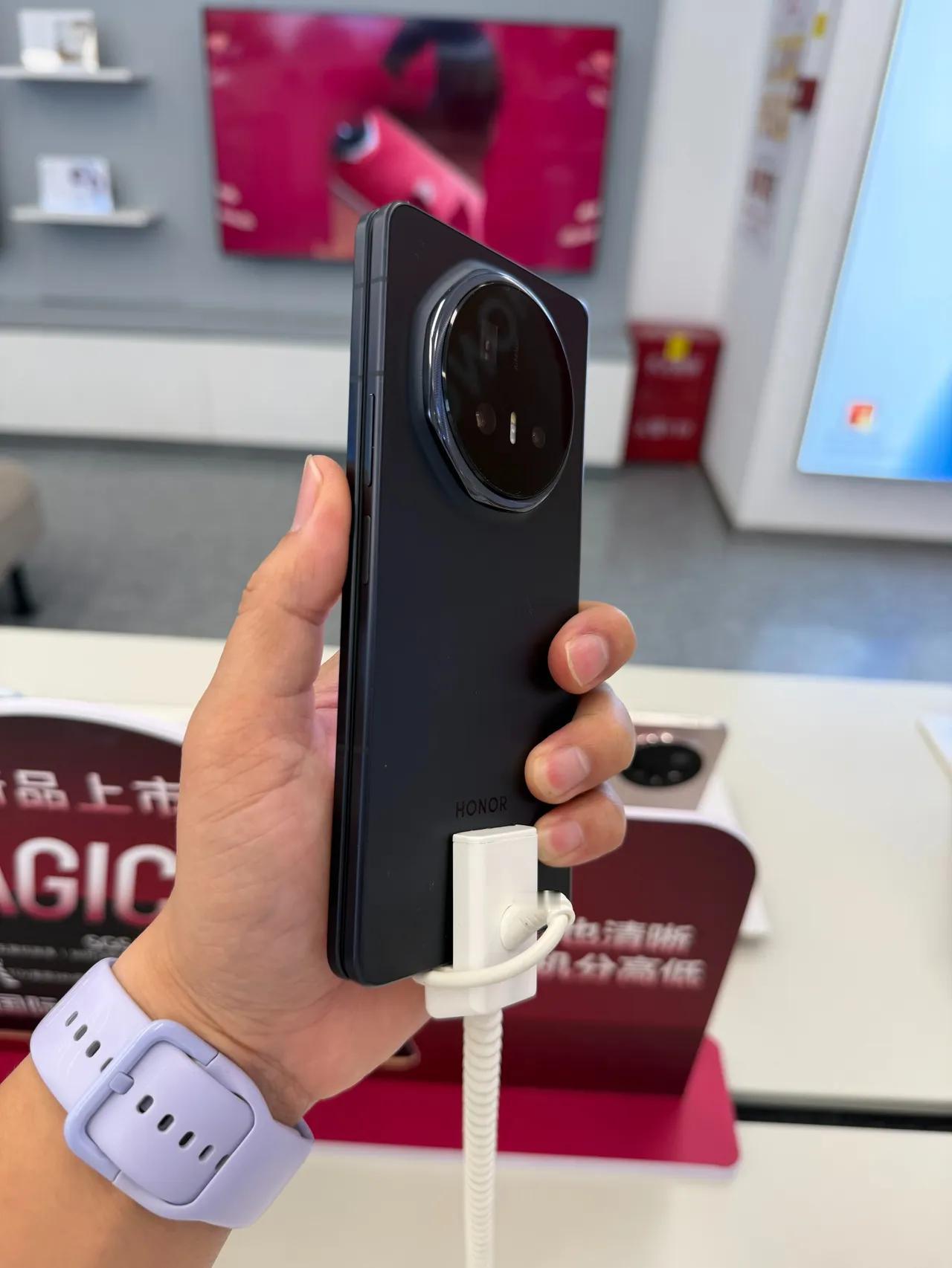 荣耀MagicV6线下摸完：这做工，参数党真喷不了。刚去店里盘了盘荣耀Mag