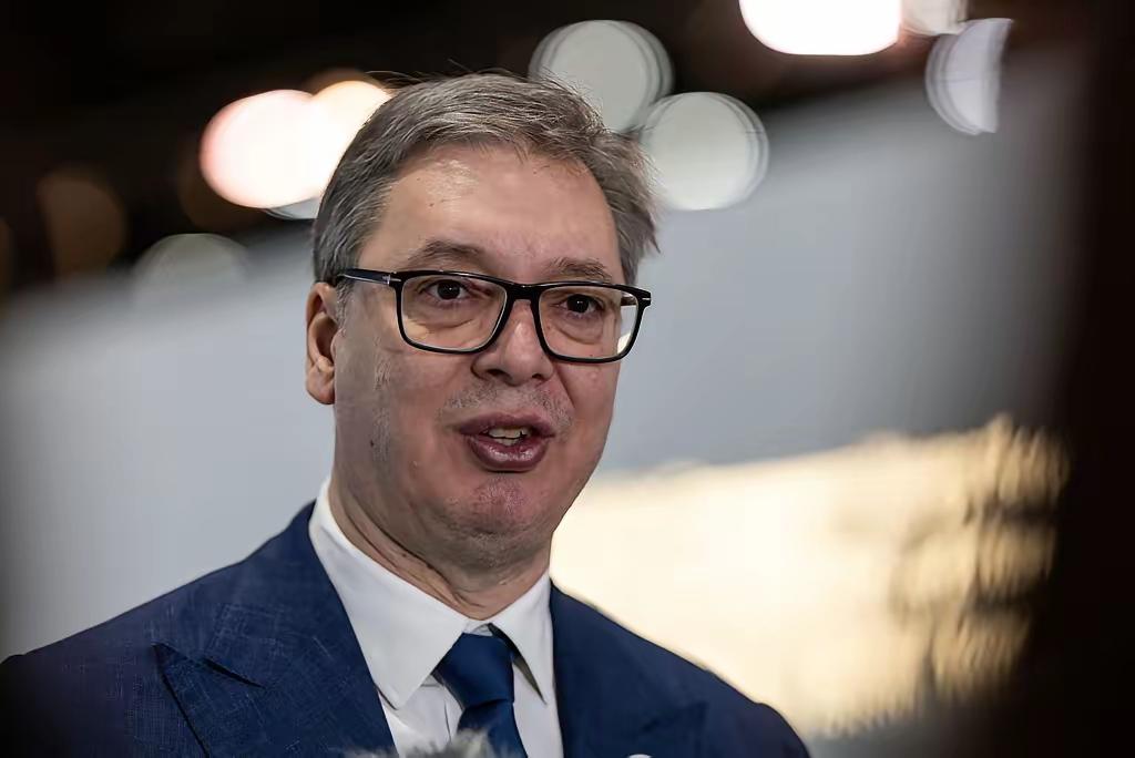 2月26日，塞尔维亚总统武契奇对哈萨克斯坦进行访问。武契奇现在的处境也是尴尬，多