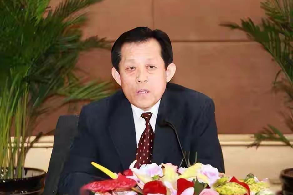 一个人拥有2714套房，相当于2~3个中型小区，仅房产证就重达108斤，谁拎都会