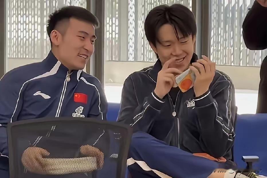 你绝对没见过这样的王楚钦。他盯着兄弟牛冠凯的手机，眼睛瞪大，表情一瞬间垮掉。