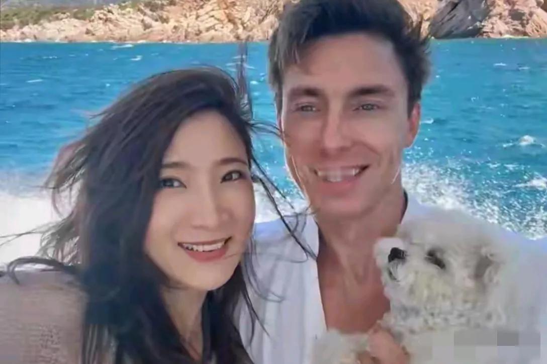 陈赫前妻许婧晒新任男友啦，有了爱情的滋润，许婧越来越颜若舜华，秀眸生辉，笑容甜美