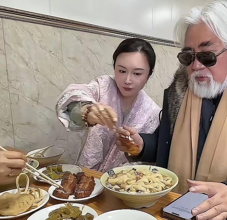 黄金三行72岁张纪中在面馆把38元牛肉面吹成“养生圣品”，镜头一开，他筷子