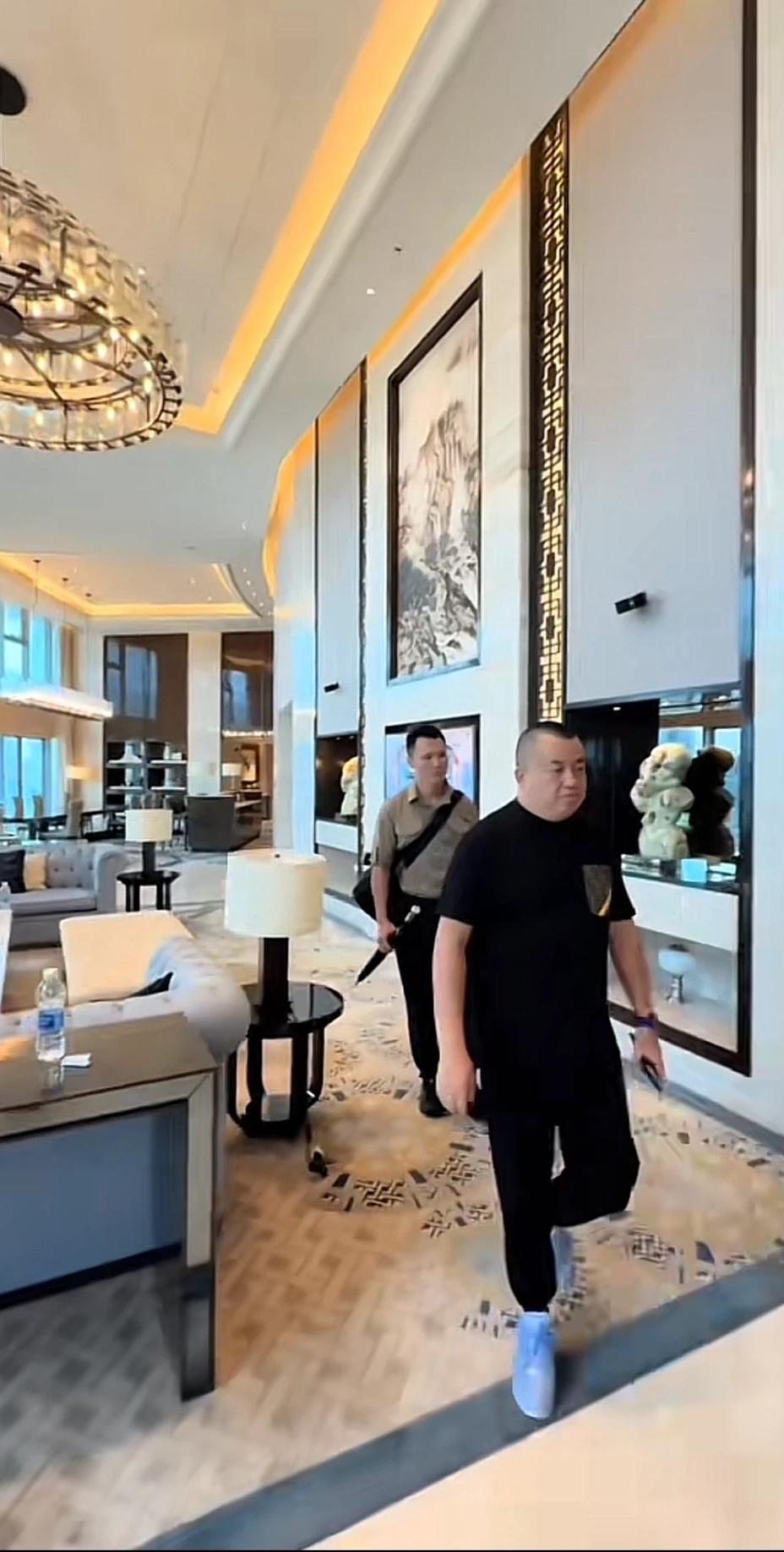 北京坤哥的保镖，拿着一把防身利器，黑色长柄特种战术伞，普通人看到，以为就是一把大