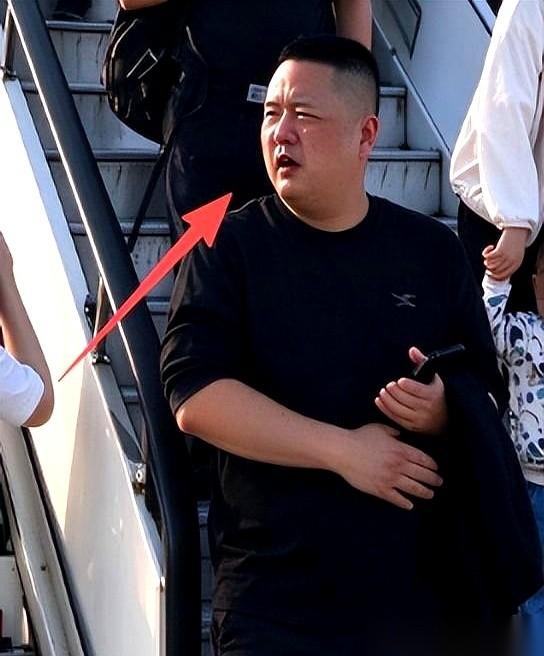 关于这两天闹得沸沸扬扬的东航乘客事件，无数人都在手机屏幕前刷着后续，等着看这人被