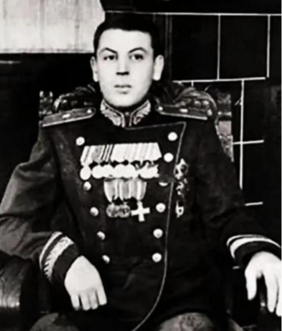 1953年3月5日，苏联铁腕领袖斯大林去世。仅仅21天后，失去斯大林庇护的儿子瓦