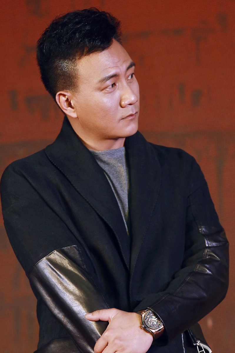 演员胡军，上中戏的时候，去食堂打饭，一个女孩掏来掏去，就是掏不出来饭票，嘟囔着说