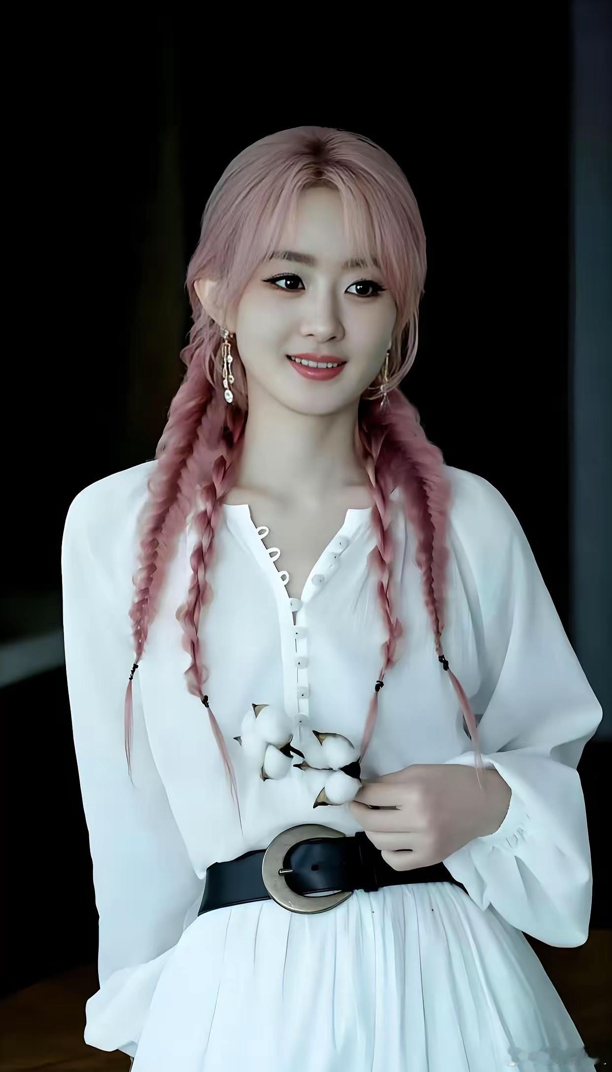 赵丽颖客串谭松韵新剧《逍遥》还没播就因赵丽颖客串引发争议，不少人吐槽她时隔3年重