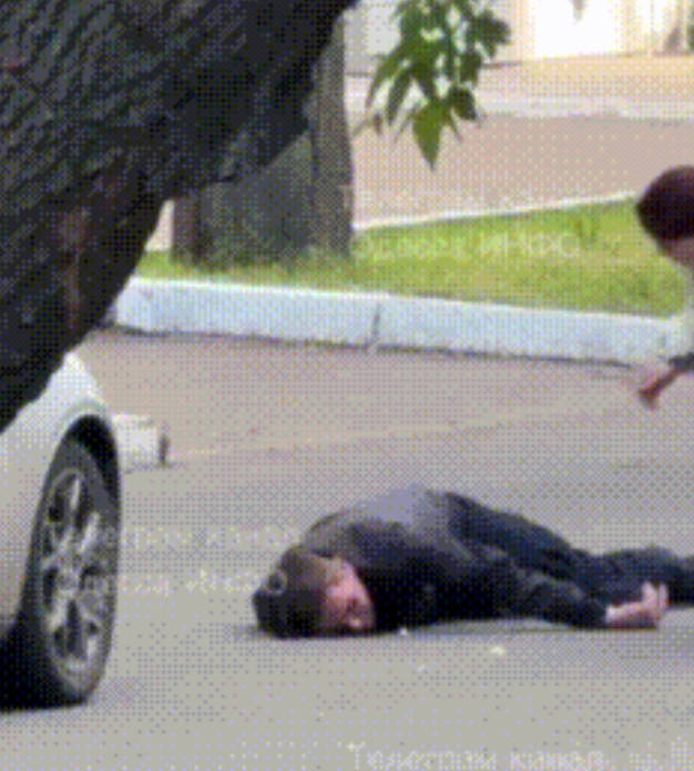 敖德萨市区，乌克兰民众拍摄到令人心碎的一幕。一名乌克兰男子被征兵人员抓捕后遭到凶