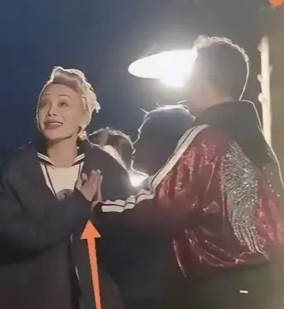 汪峰被迫道歉了迫于网民舆论压力，歌手汪峰于6月22日凌晨，通过社交媒体账号，
