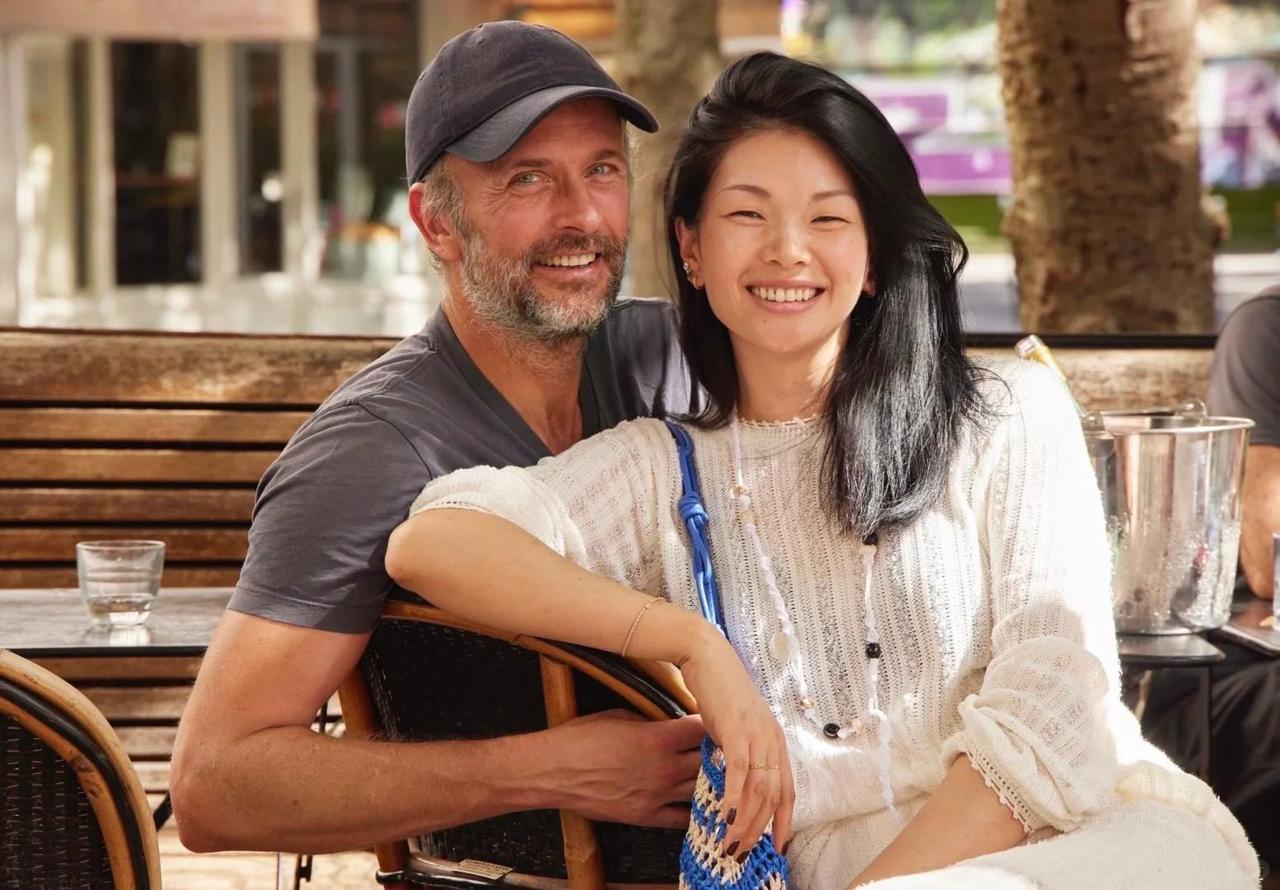 她嫁给了法国人，生了一个漂亮的混血儿子，长年定居欧洲，如今又回中国赚钱，在上海创