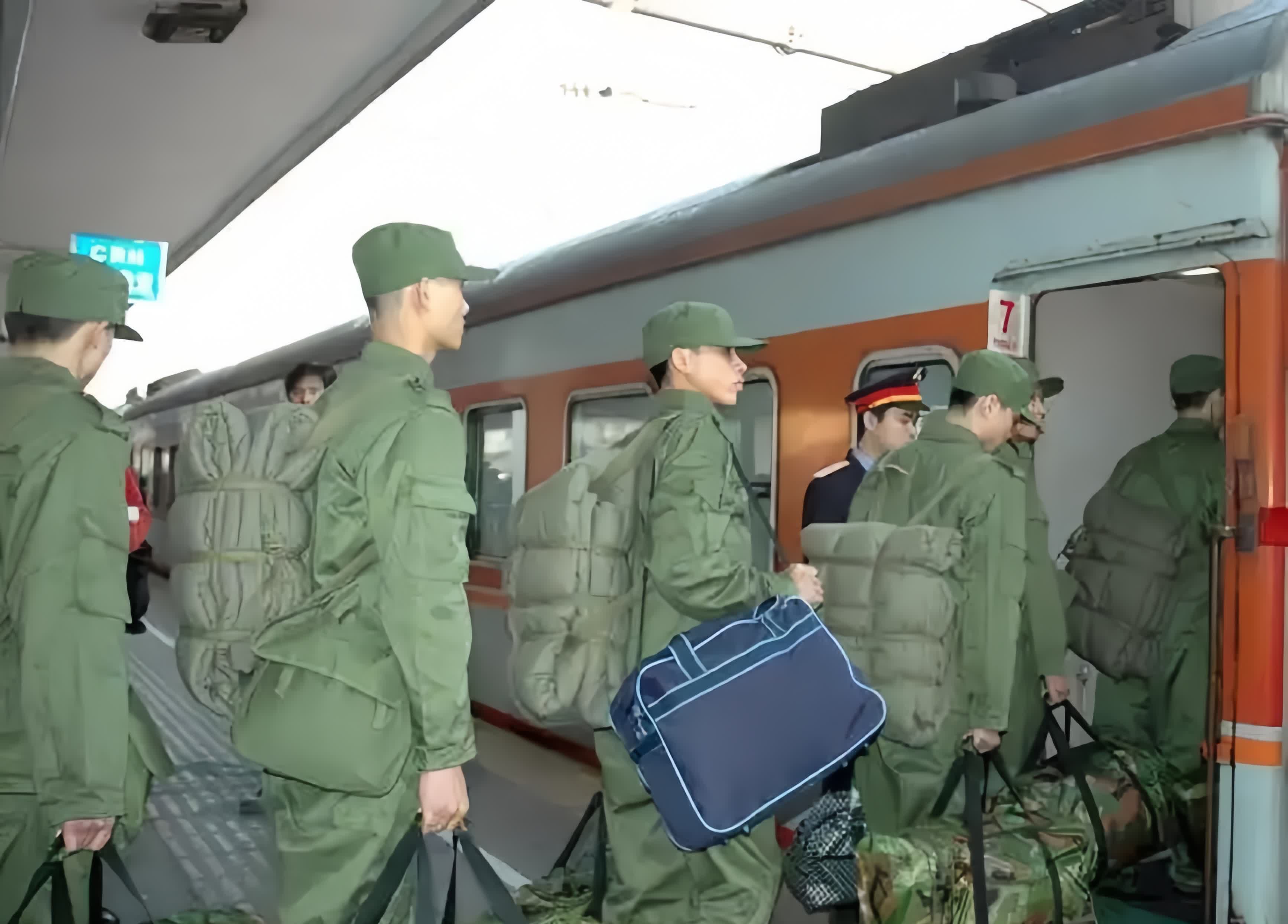 1972年我和新战友们在武汉江岸西站乘坐闷罐车，列车启动，我们格外兴奋，有人还顺