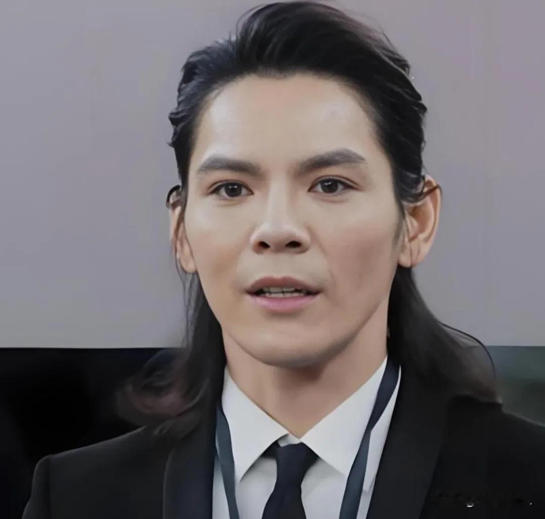 42岁向佐，怒气发文！8月24日晚上，向佐彻底绷不住了。他在社交平台直接