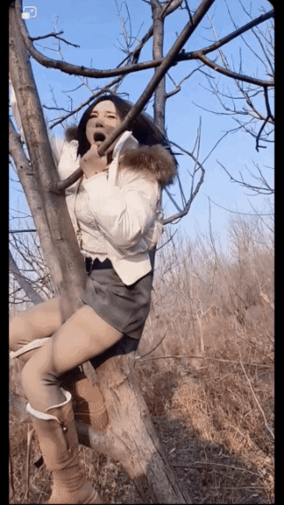 上高爬低都是调皮的小孩子干的事，如今很多大人也在做，难道是在追忆童年？