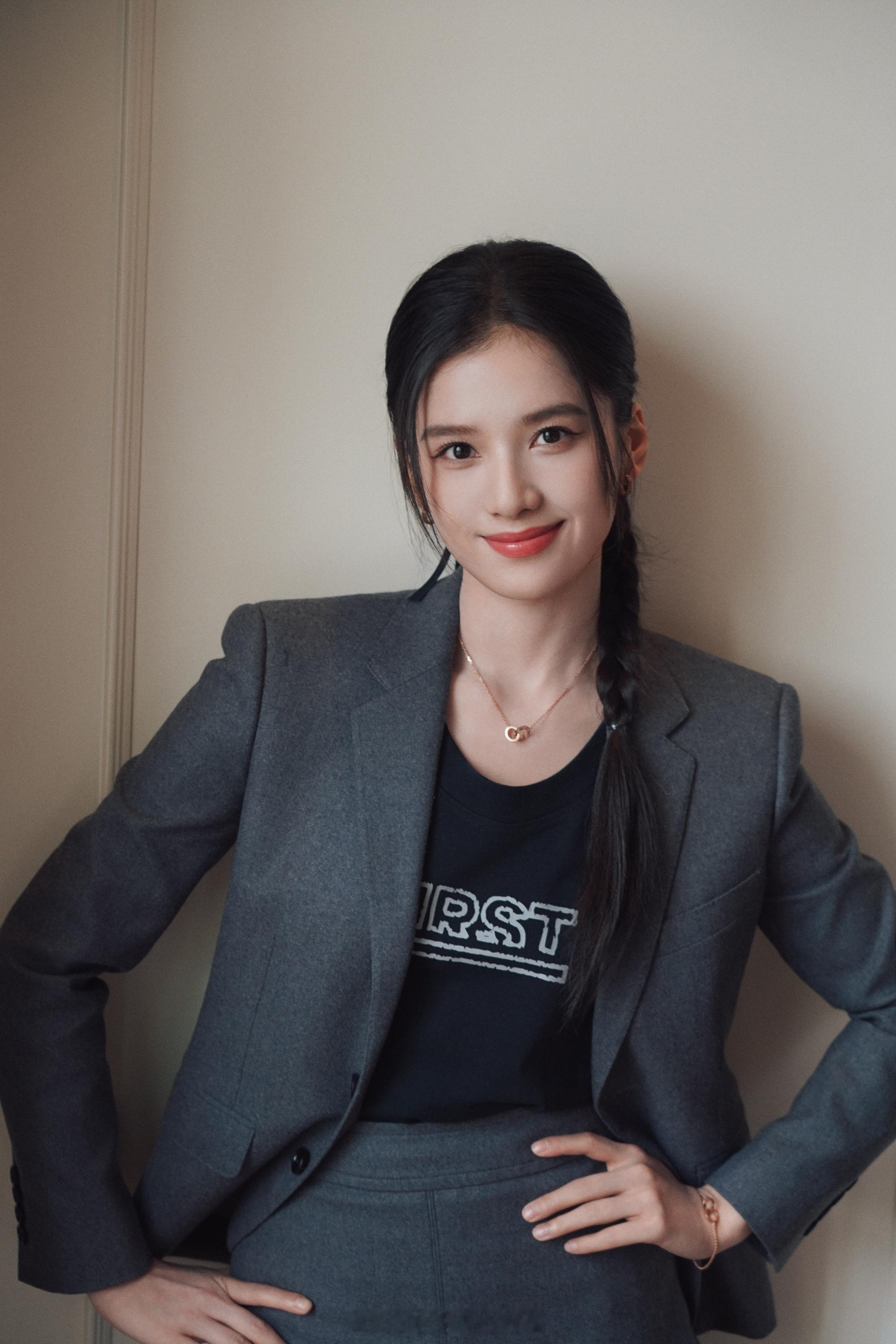 张婧仪酷感满满又甜又美