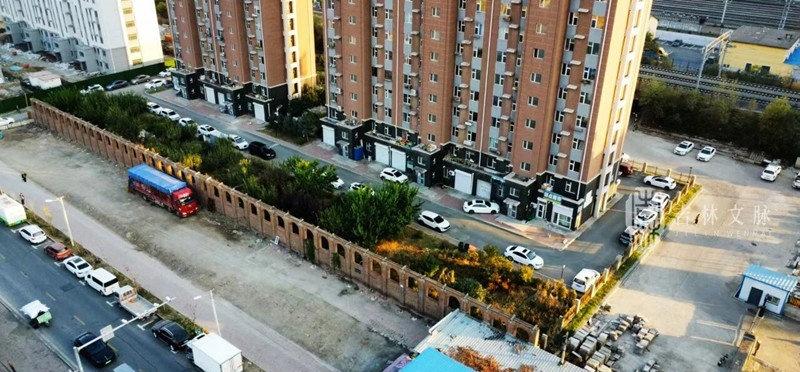   在长春铁北一路与亚泰大街交会处东南,有一处名为“沈铁东郡”的小区,网络上