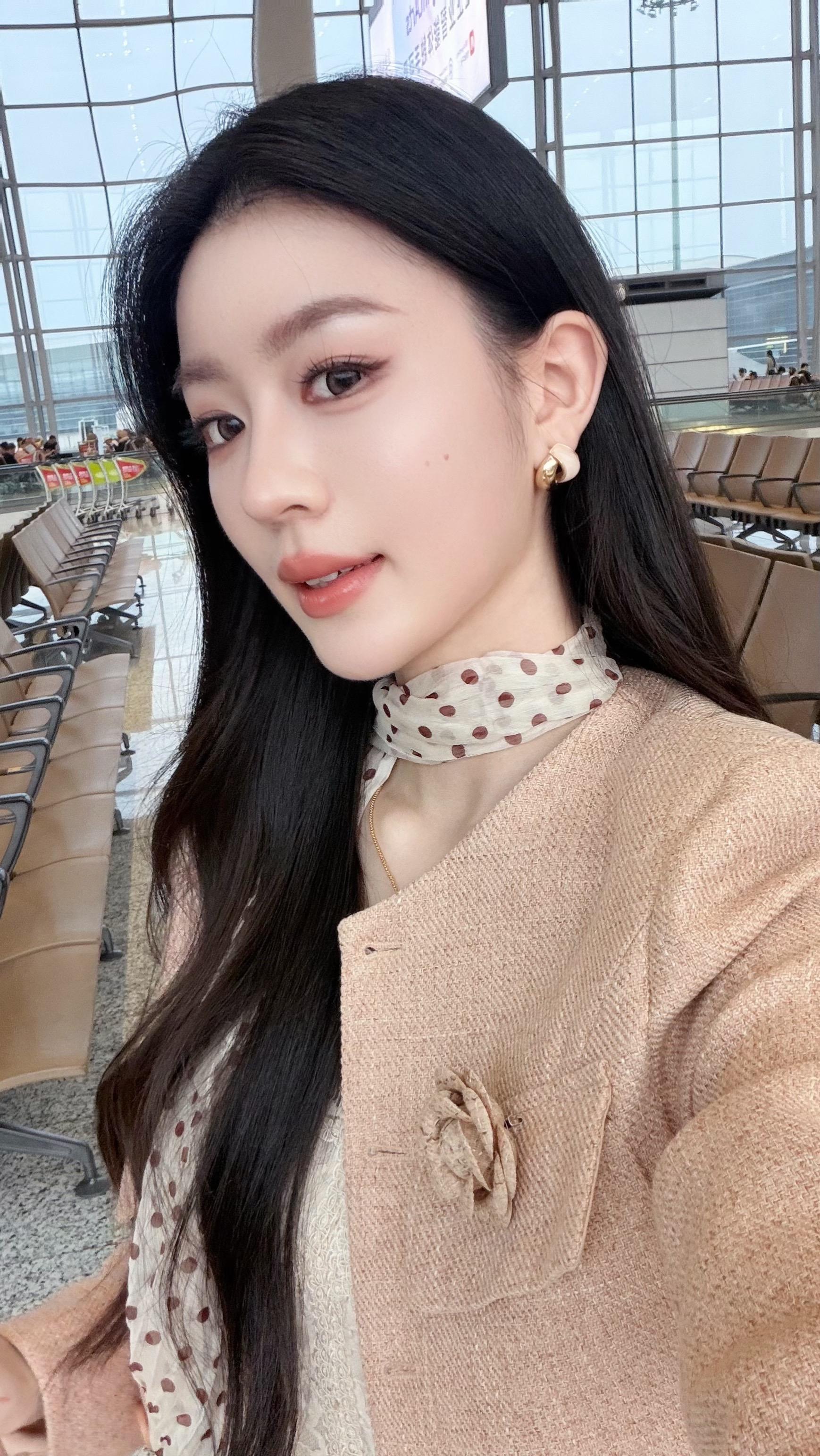 今夜的风悄悄月悄悄 吻你的眉梢。