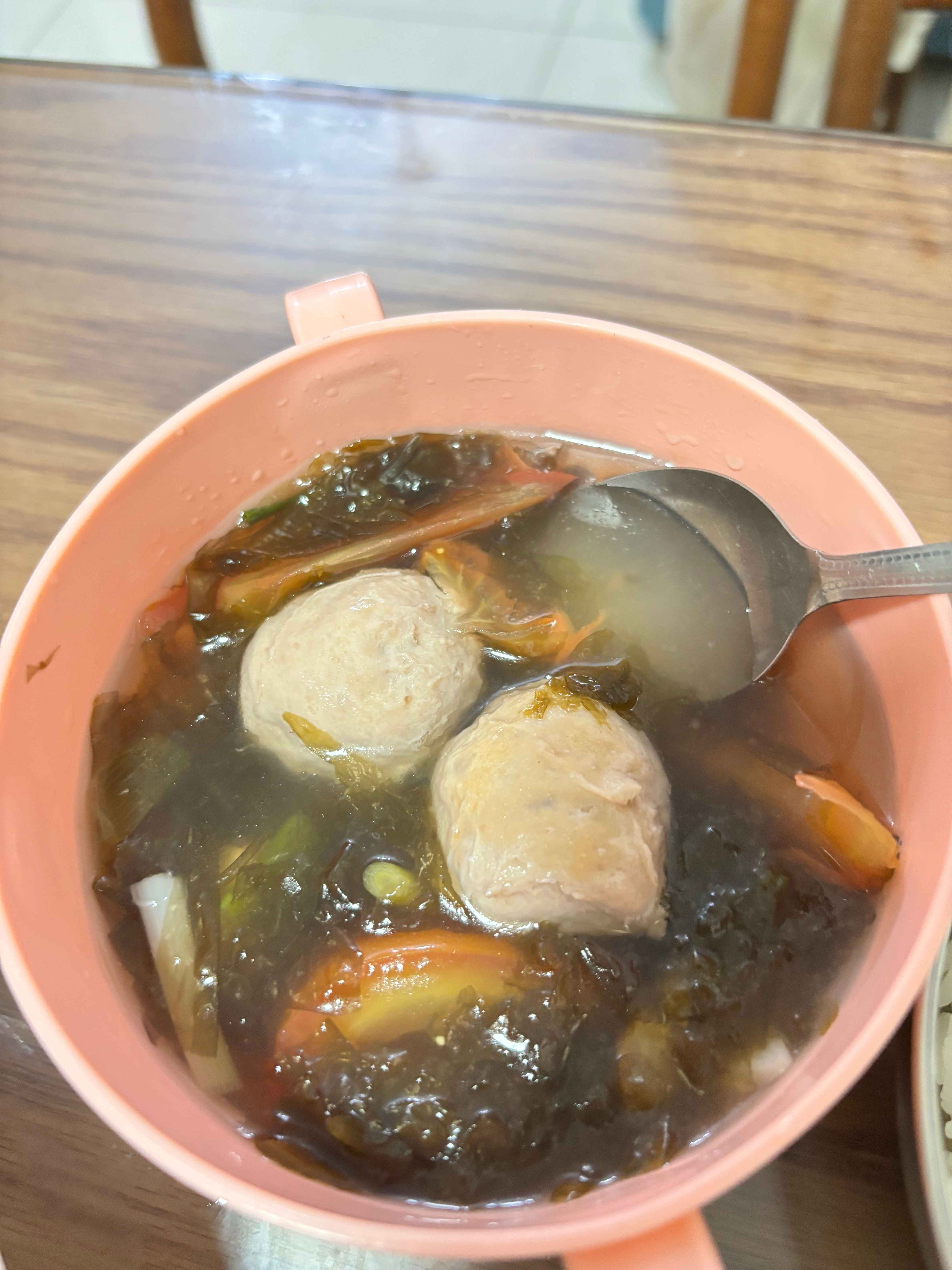 到了晚饭的时候了，又是我下的厨房。香煎鱼，这个小娃喜欢；钱大妈5折买的，主