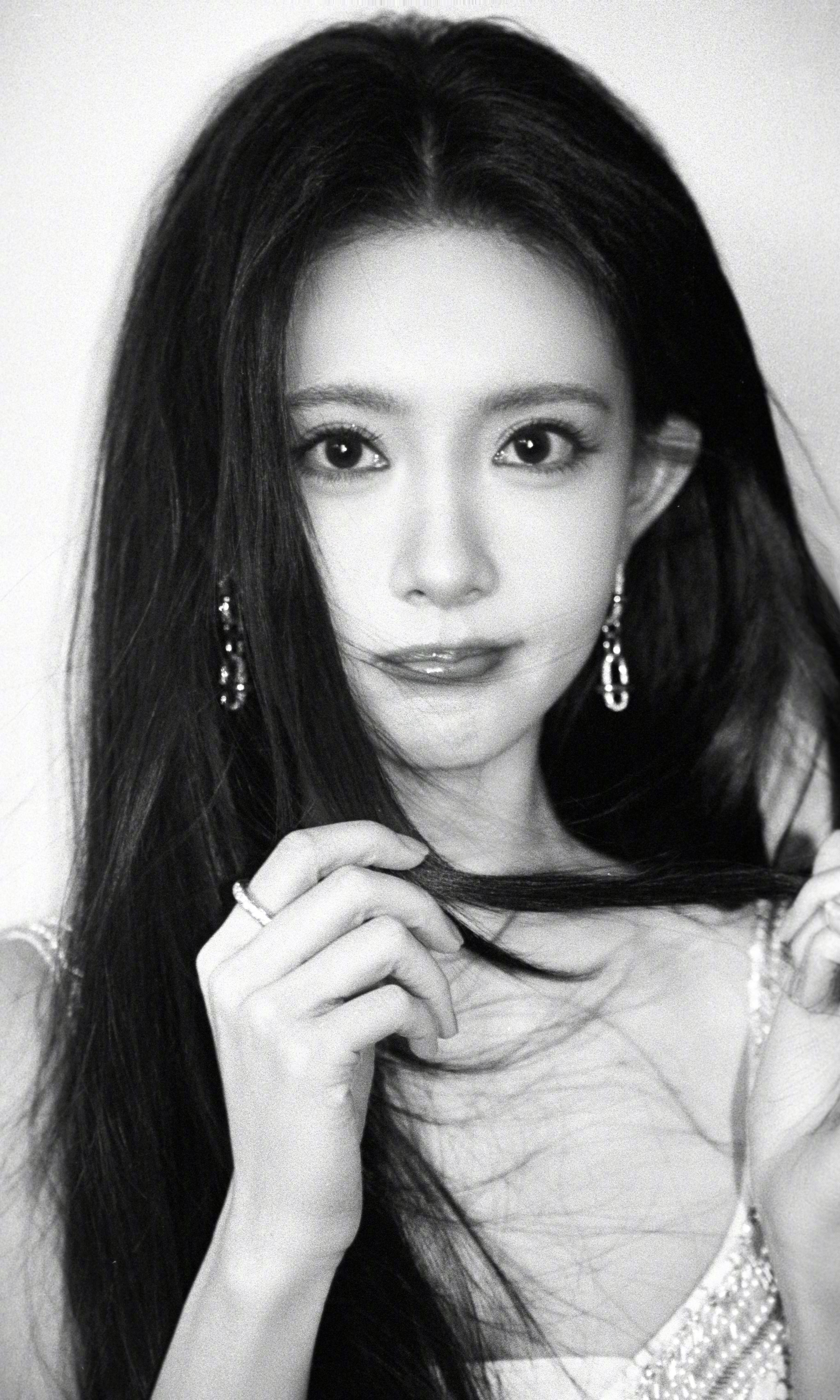 孟子义黑白光影大片褪去浮华，黑与白的博弈。用一张脸，撑起了所有明暗层次，这就是