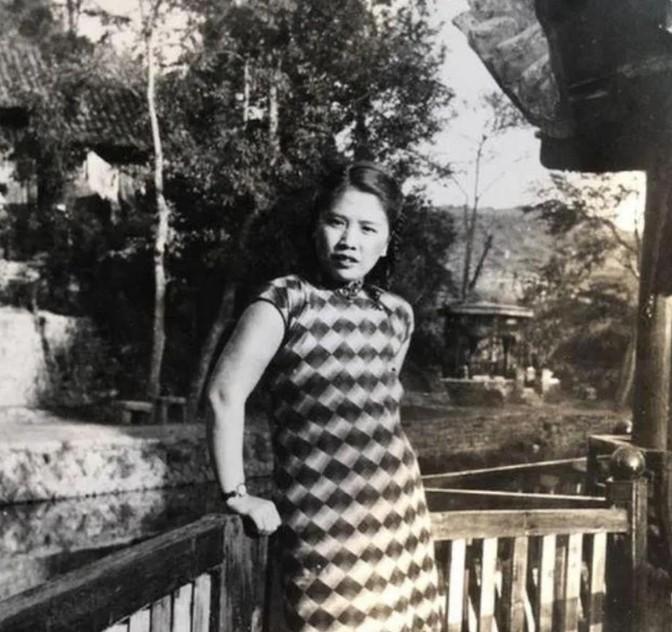 1938年，周恩来安排一女特工打入国民党内部，谁知她竟嫁给国军高官，身份暴露后，