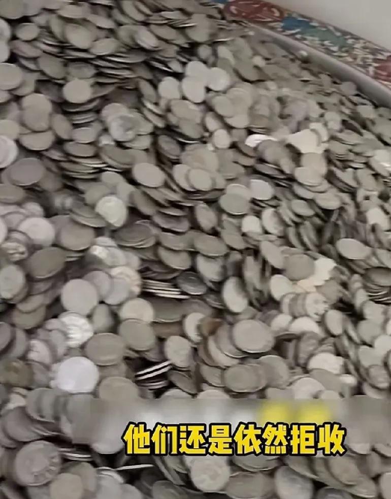 银行这番操作到底对不对？近日，一位网友发文称，他拿了140斤硬币到上海某商银行去
