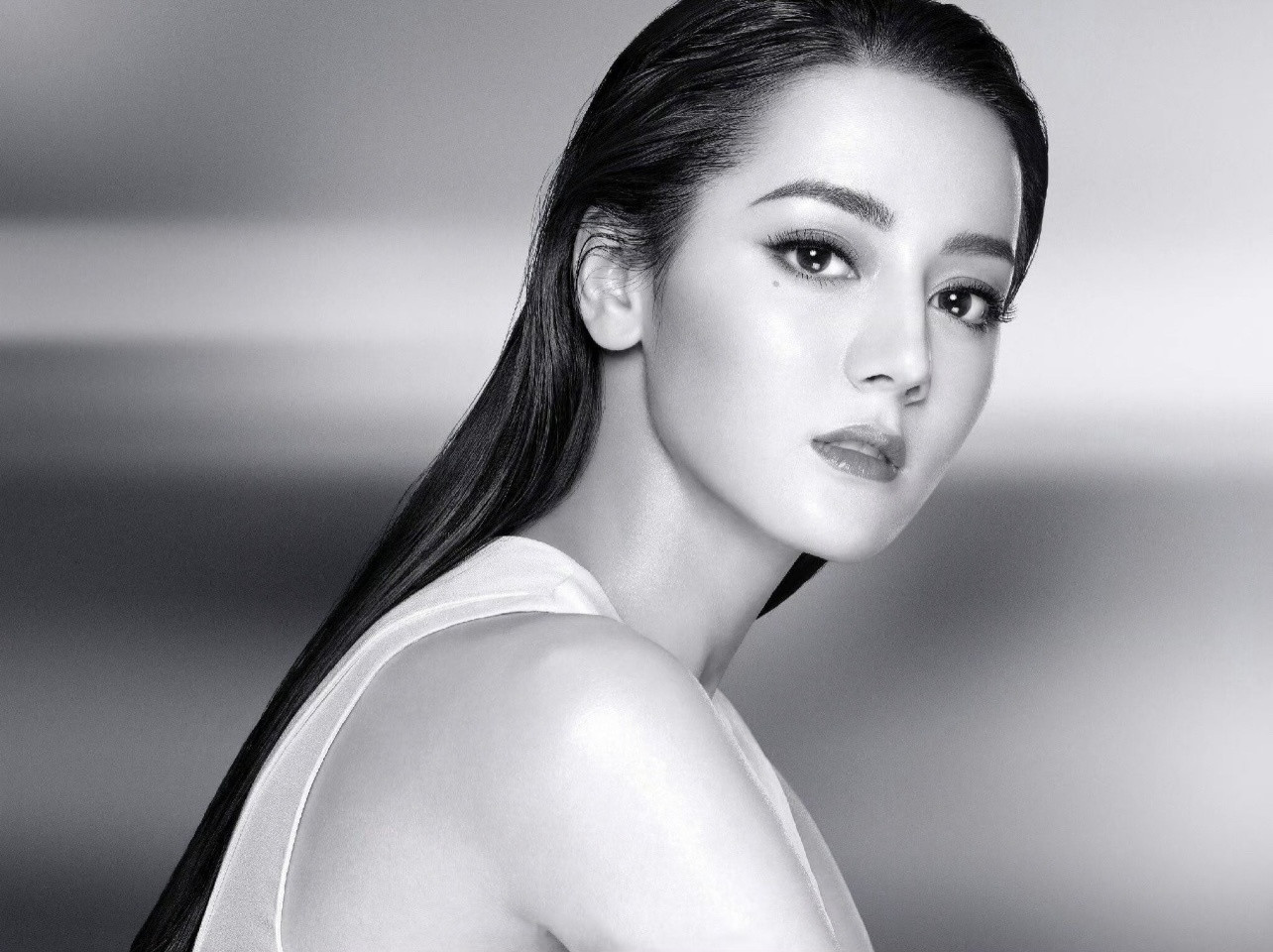 迪丽热巴开年刊表现如何【迪丽热巴24岁】谁跟你大花幼年体，我是天生爆红命