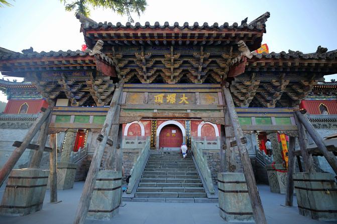 五台山与浙江的普陀山、四川的峨眉山和安徽的九华山并称为中国四大佛教名山。五台山