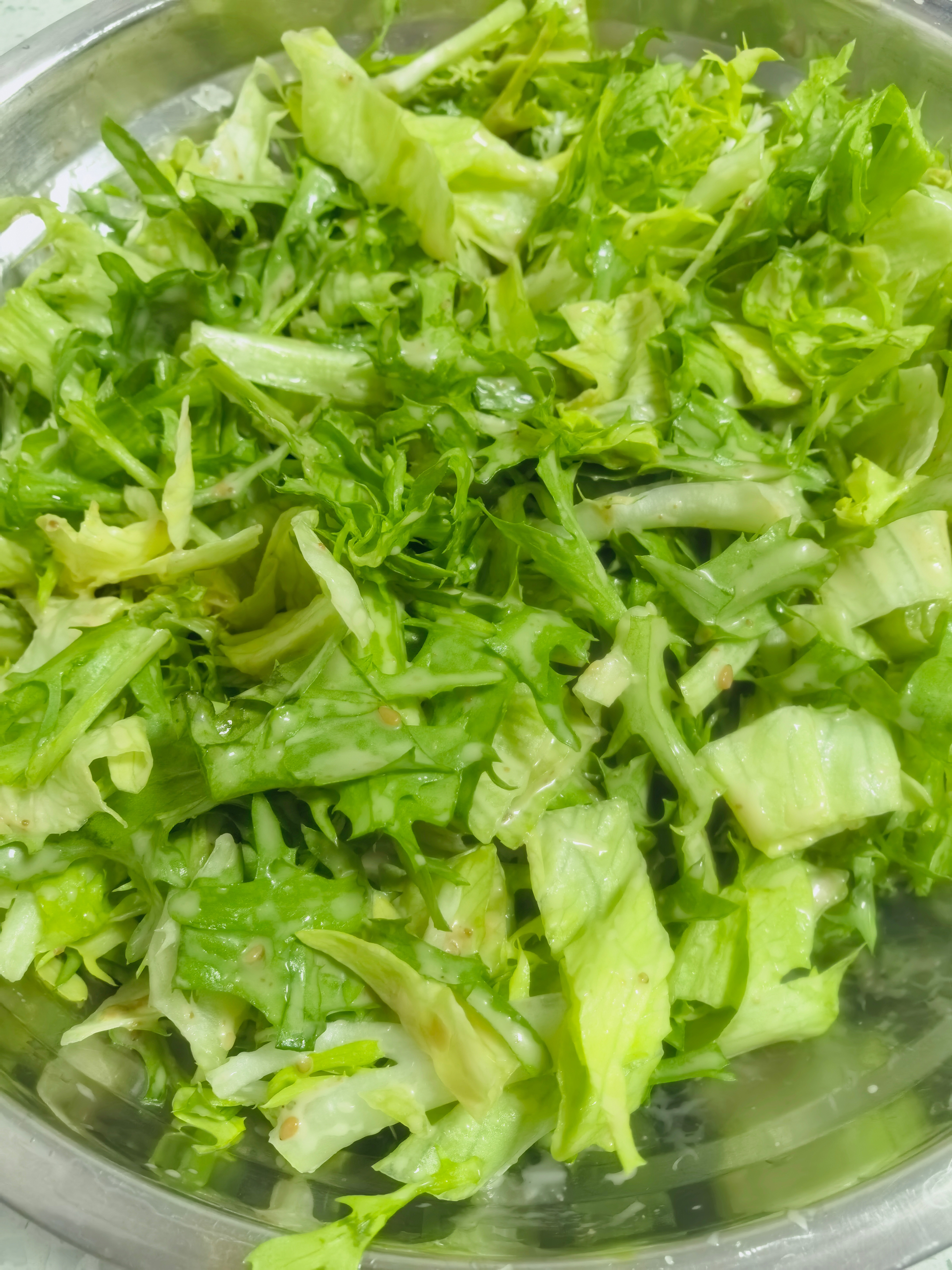 今晚晚饭炸酱面配牛排➕糖醋带鱼再来个大拌菜。这样搭配也挺混乱哈！