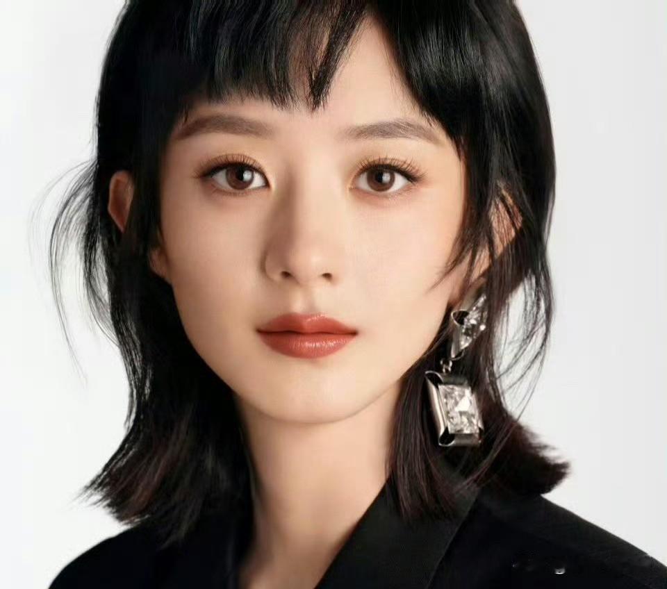 7月1日，赵丽颖彩妆大片因粉丝偷跑物料登上热搜，这清晰度真的是粉丝偷跑的么？赵