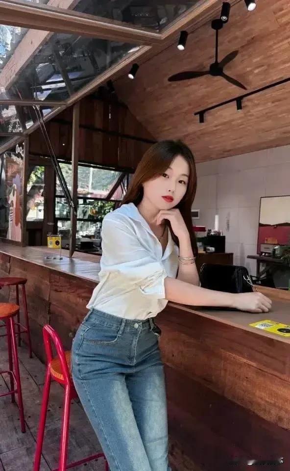 阳光洒进咖啡馆，美少女倚靠吧台，享受悠闲时光。