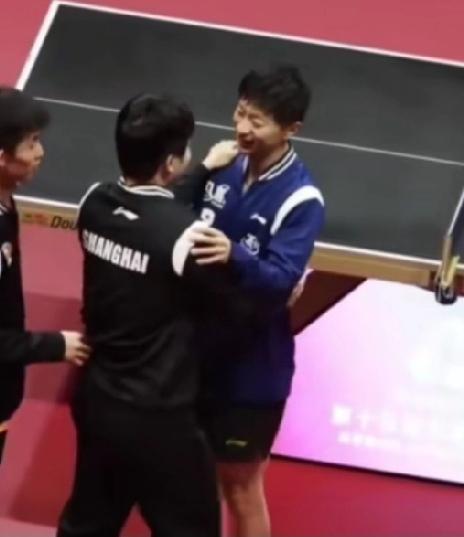北京队教练对樊振东的喜爱要溢出屏幕啦！当樊振东和马龙拥抱后，北京队教练直接上