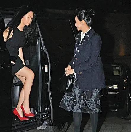 早期，邱淑贞带长女沈月出行的画面，母女俩都好开心的样子。据悉，2015年11