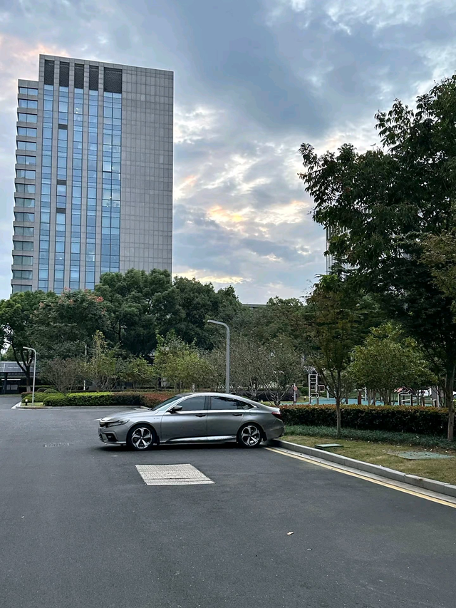 确实不错台本田雅阁太帅了嗯开起来感觉非常好开比那些车好开多了问题就是底盘