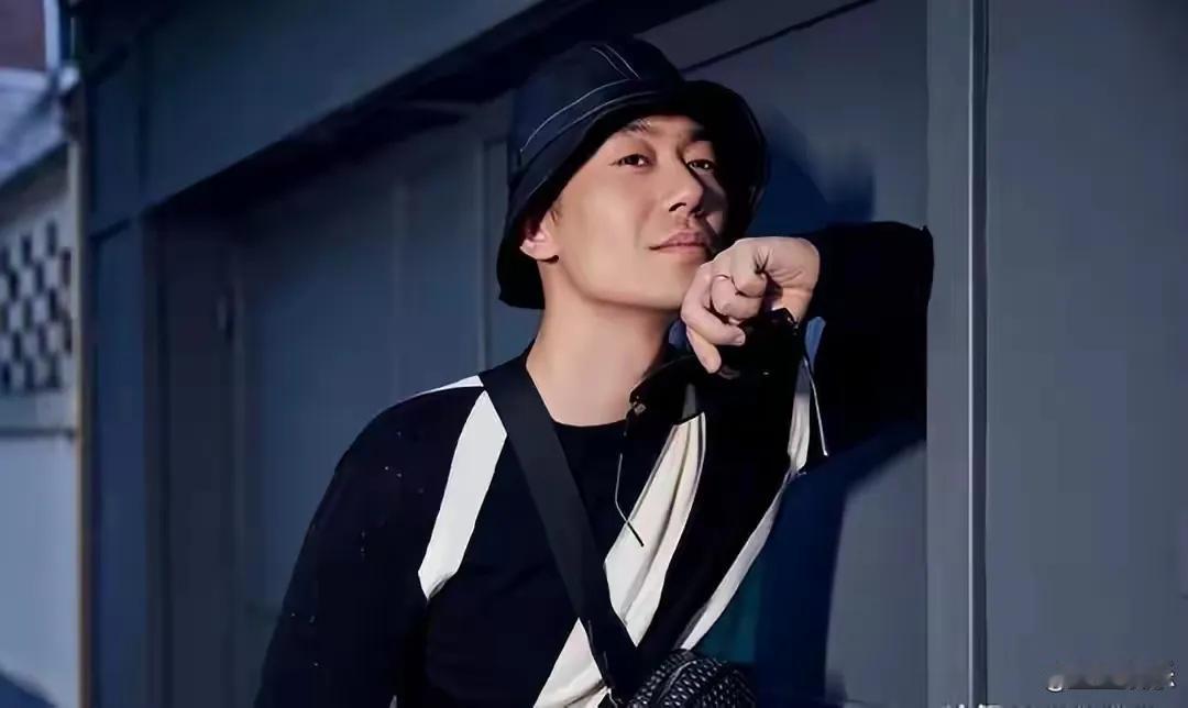 她为朱亚文燃烧了九年，从懵懂到痴情，却换不来一句“我愿意”。当朱亚文与陈思诚前女