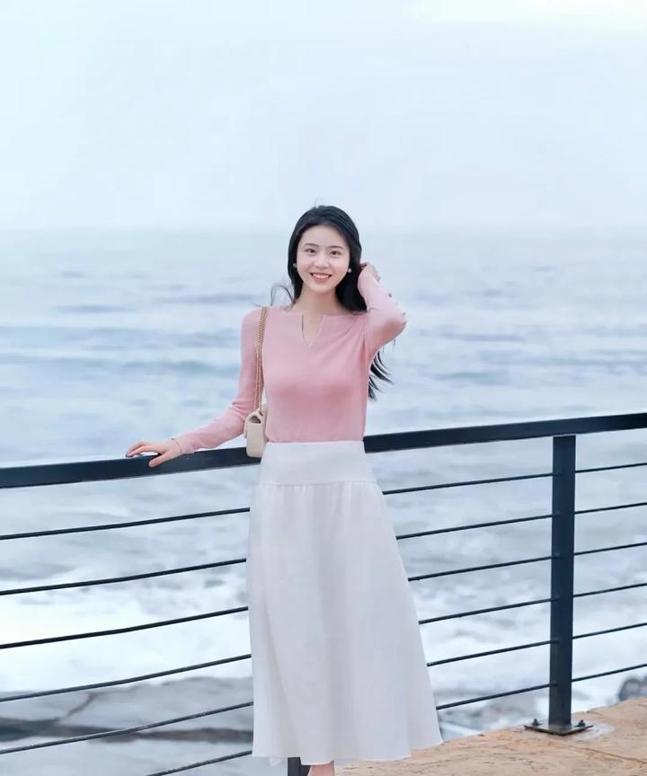 刚看到一个小姐姐发视频说，她刚结婚没多久，现在公司的男同事都围着她转，反倒是单身